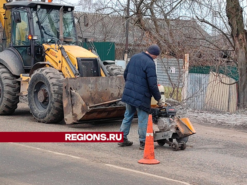 Ямы на дороге в Серкове отремонтировали с помощью зимнего литового асфальта