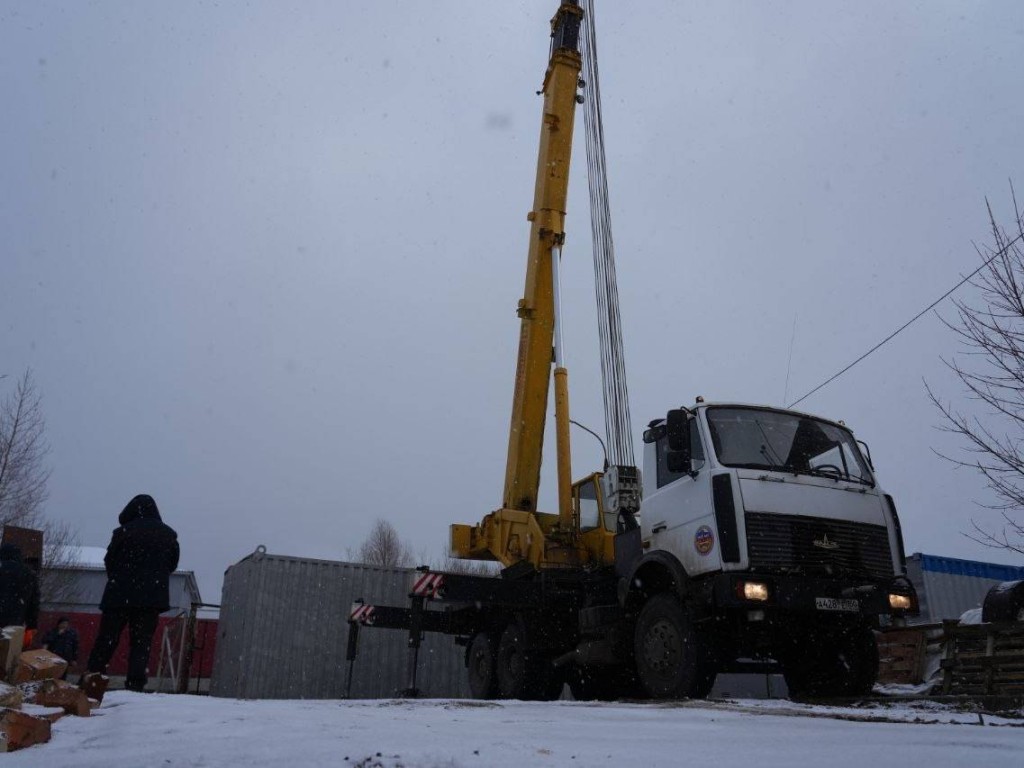 Для обогрева 500 жителей Абрамово в поселок привезли две передвижные котельные