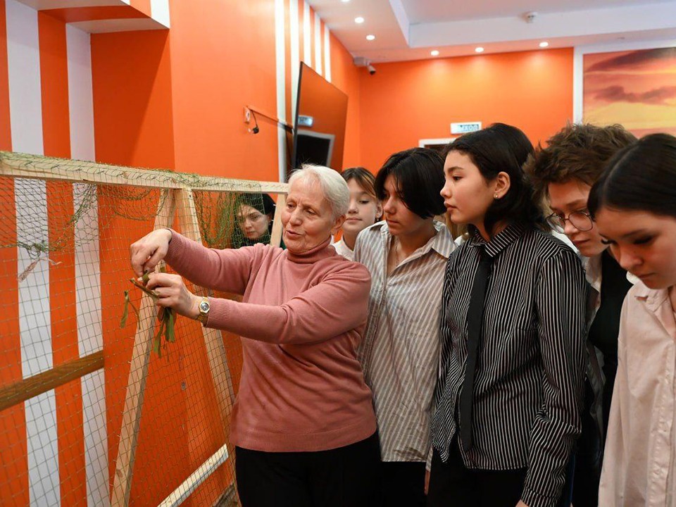 В детском санатории в Серпухове начали плести маскировочные сети