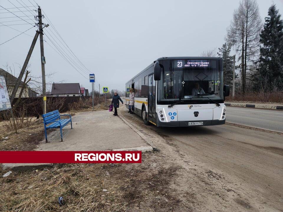 По просьбе жителей в деревне Губино на автобусной остановке установили лавочку