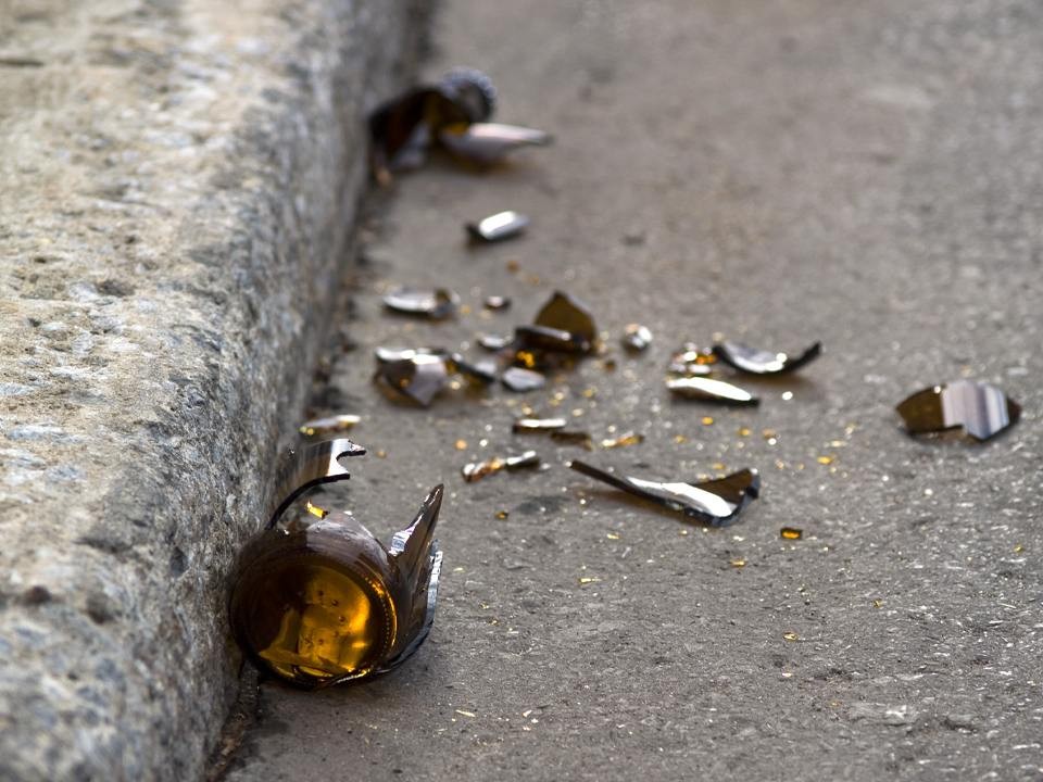 Дзержинцам обещают убрать мусор и битые стекла во дворе на Угрешской в течение суток