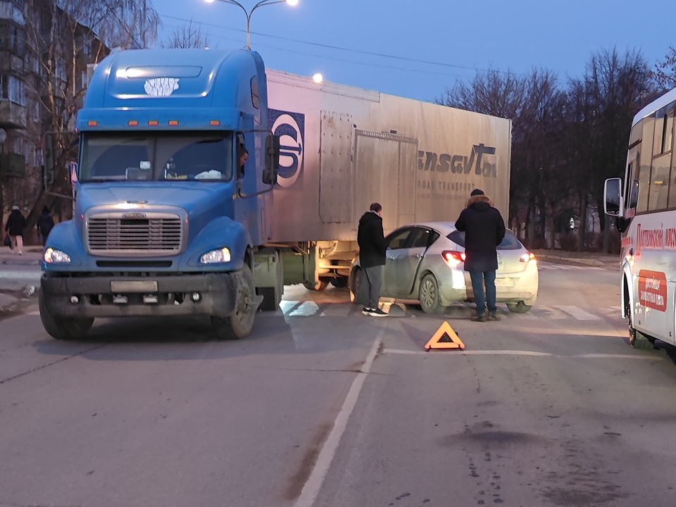 Легковушка въехала под фуру на перекрестке в Серпухове