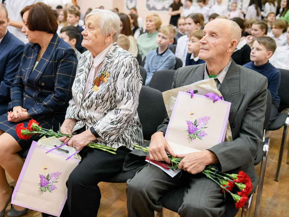 «Летит, летит по небу клин усталый»: школьники Лыткарина чествовали ветеранов