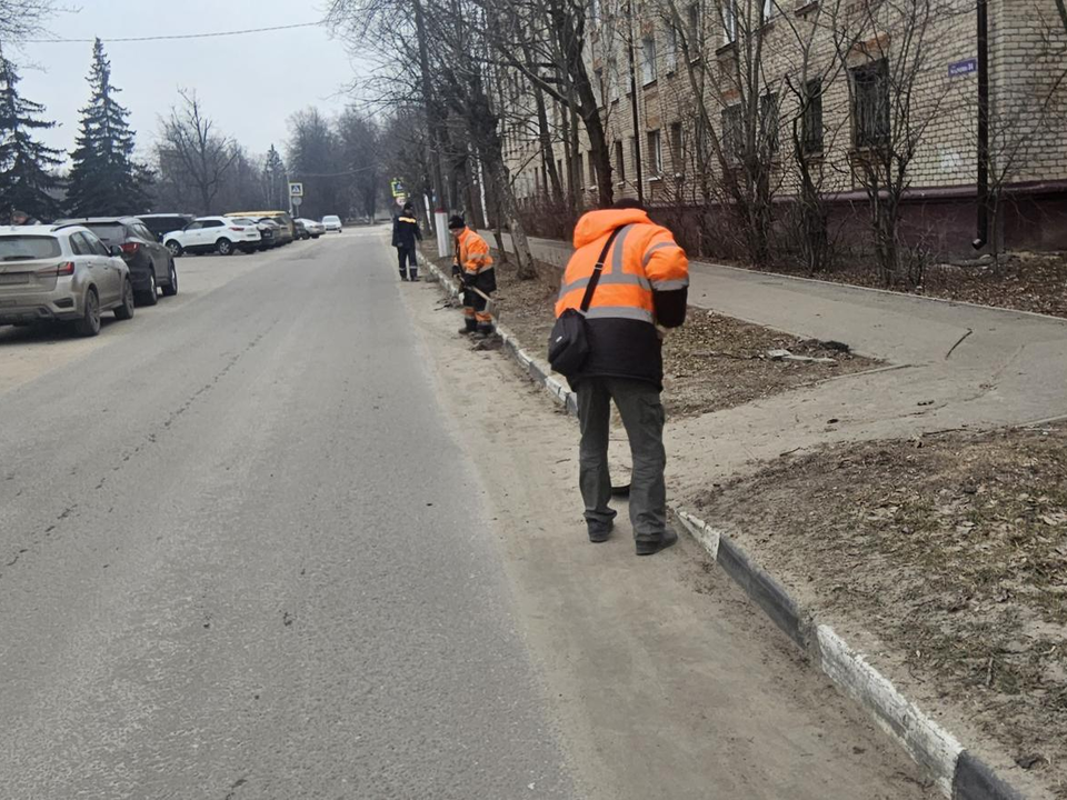 Коммунальные службы очистили улицу Чаплыгина от сухих листьев и песка