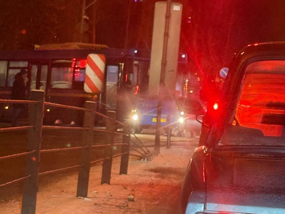 Улицу Мира перекрыли из-за наезда автобуса на пешехода