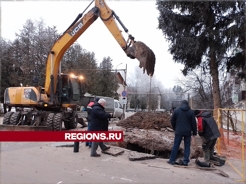 В Восходе заменили поврежденный участок трубопровода