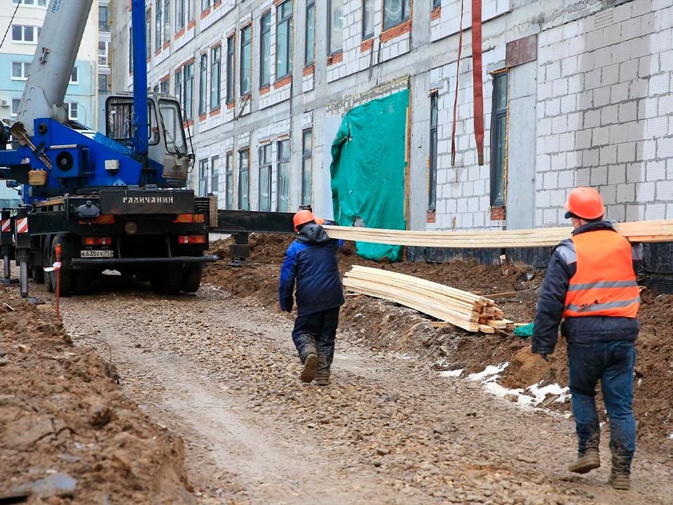 После долгого перерыва продолжается активное строительство школы в Центральном микрорайоне