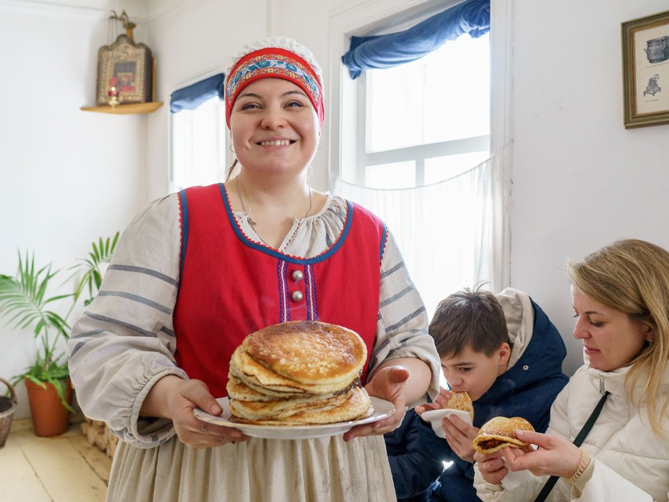 «Блинные» авиарейсы и десерт со сладким сыром: необычные предложения на Масленицу