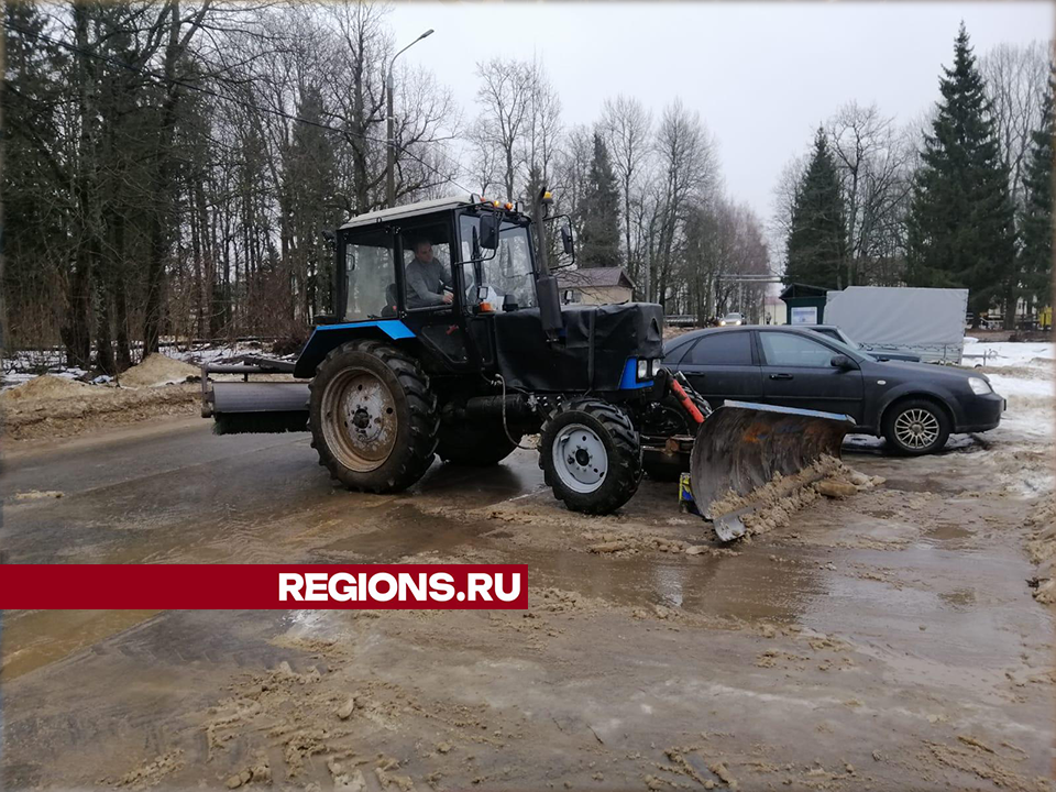 В Восходе коммунальщики расчистили от снега и льда парковку для машин