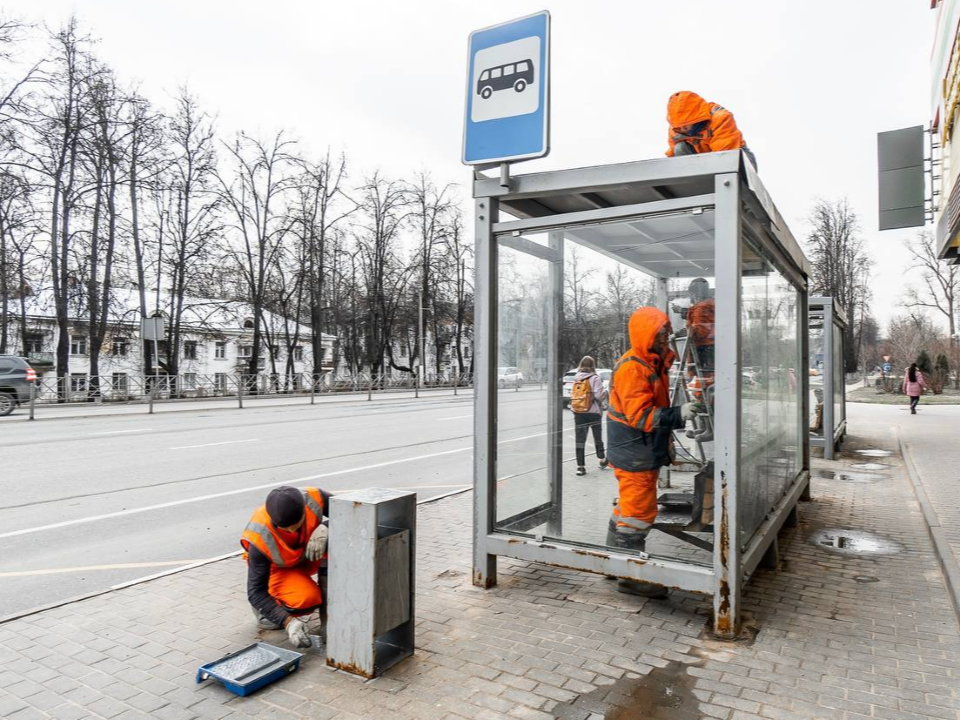 На автобусных остановках в Подольске заменили стекла