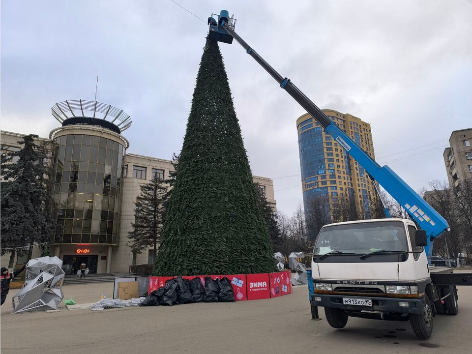 В Реутове начали демонтировать новогодние ели и декоративные конструкции