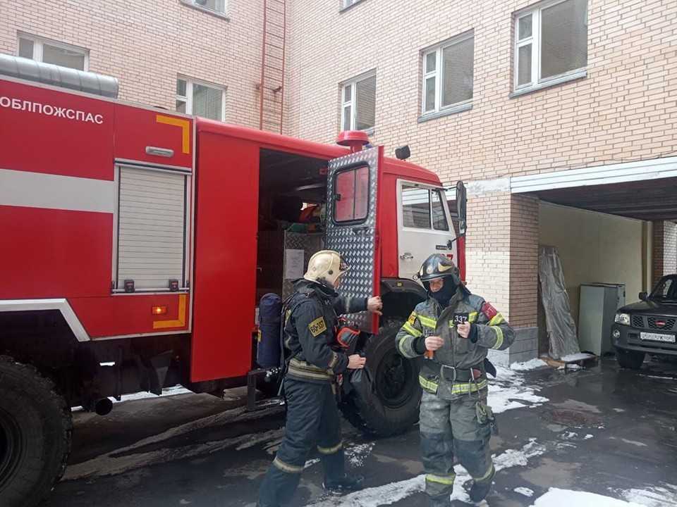 Пожарные спасли человека от огня в поликлинике Балашихи