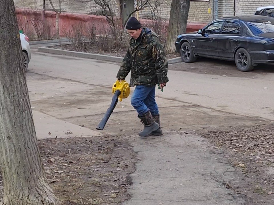 В Лесном Городке дворники «пускают пыль в глаза» местным жителям