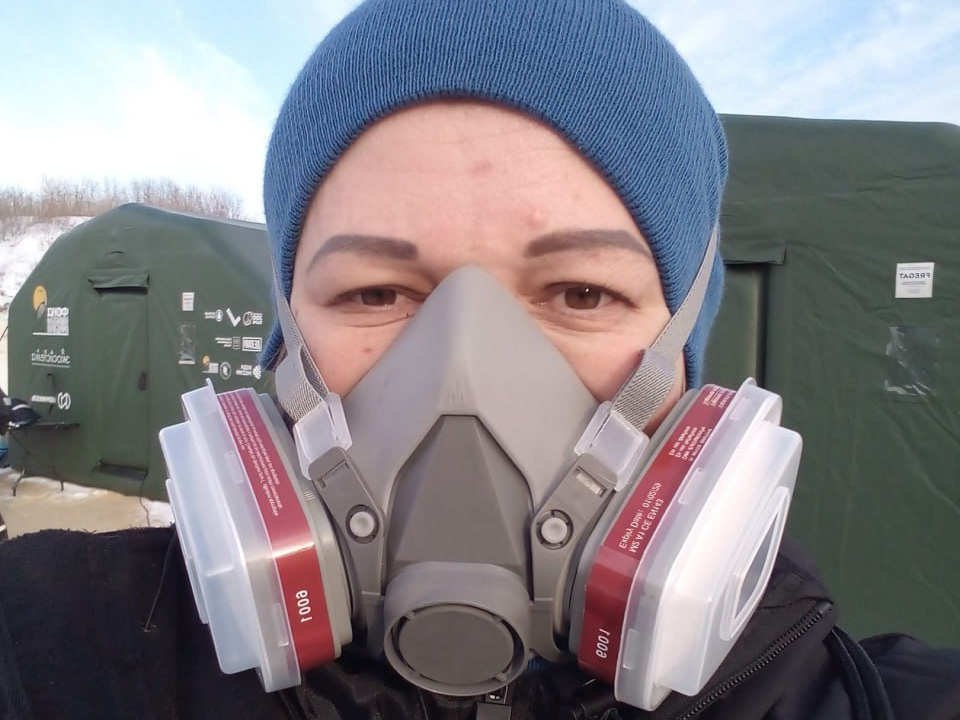 Волонтеры из Дубны спасают от мазута пляжи Анапы, несмотря на лед и ветер