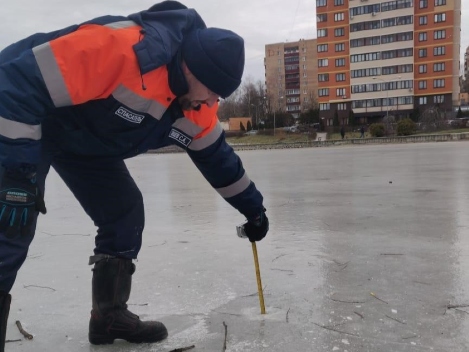 Лед чеховских водоемов «потолстел» на несколько сантиметров из-за мороза