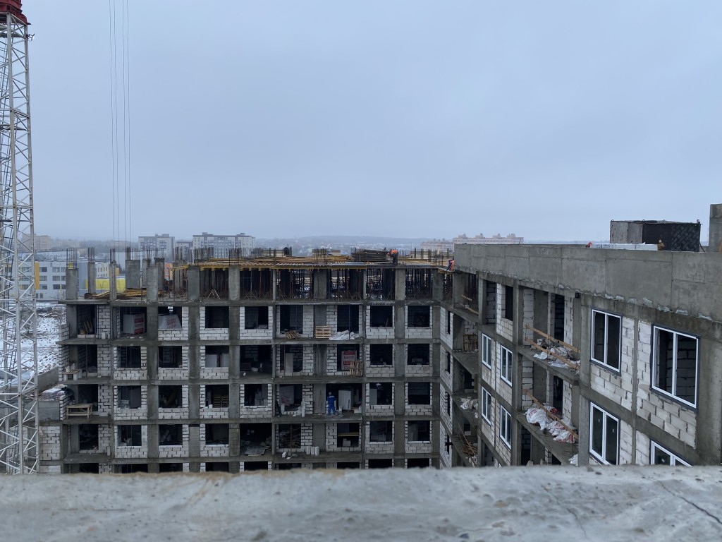 Новый дом на Театральной в Краснозаводске подключают к канализации