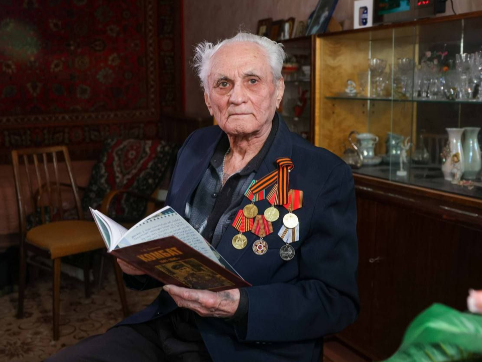 Ветерану из Подольска Борису Белому вручили медаль к 80-летию Великой Победы