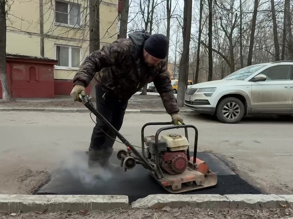 Во дворе дома №19 на улице Новой залатали дорожные ямы