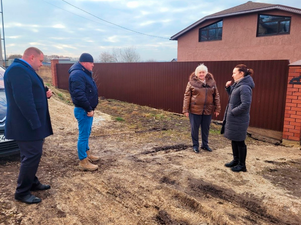 Жене участника СВО из Зарайска помогут благоустроить подъезд к дому