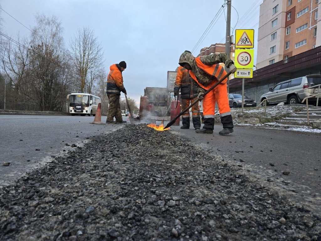 В Можайске дорожники отремонтировали 50 ям на трех улицах города