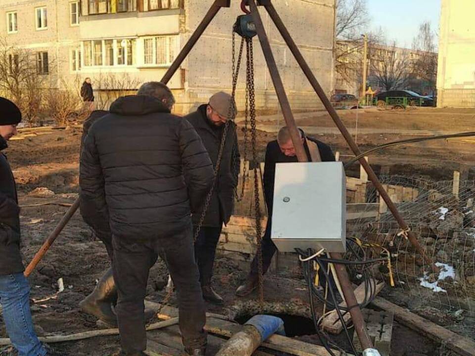 В Куровском ликвидировали засор на канализационной трассе