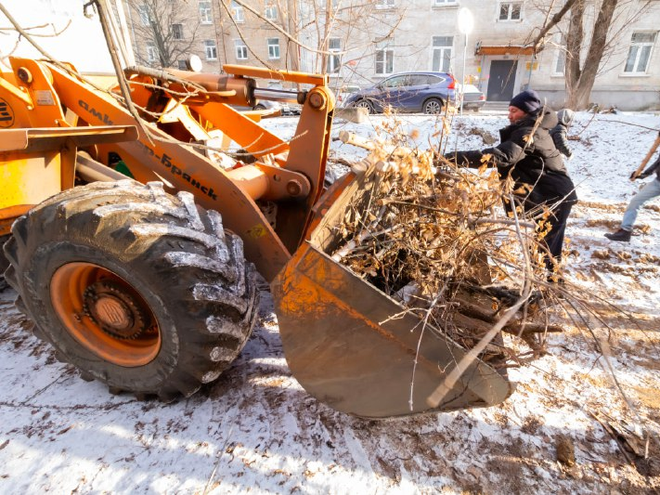 В Дзержинском совмещают субботники, уборку снега и борьбу с гололедом
