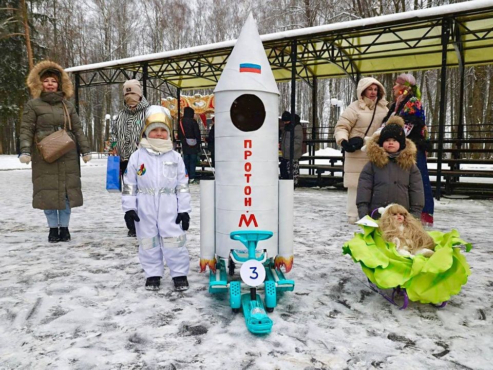 Жители Волоколамска пришли в парк с необычными санками