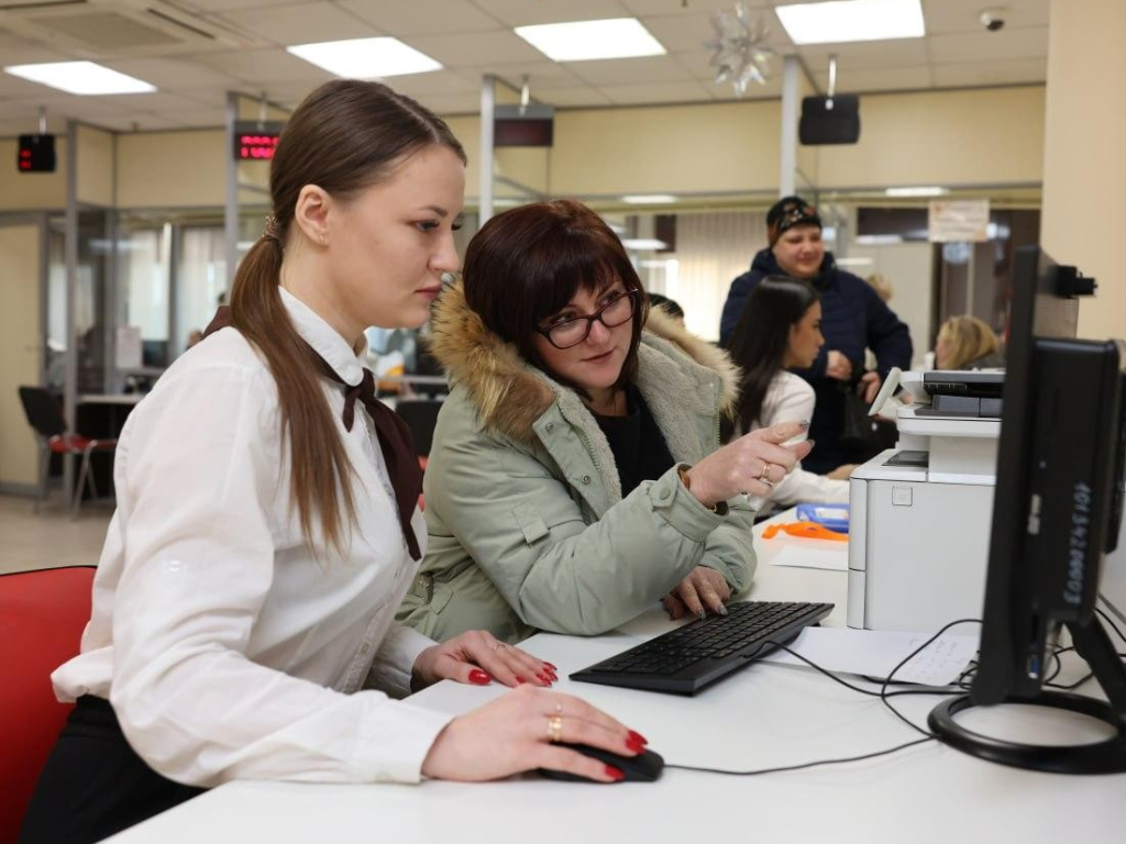 Сотрудники МФЦ Королева учат пенсионеров пользоваться «Умной платежкой»