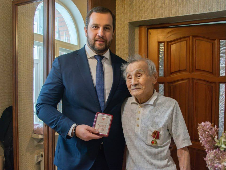 Житель Чехова ветеран Тян Ян Чин получил медаль в честь 80-летия Победы