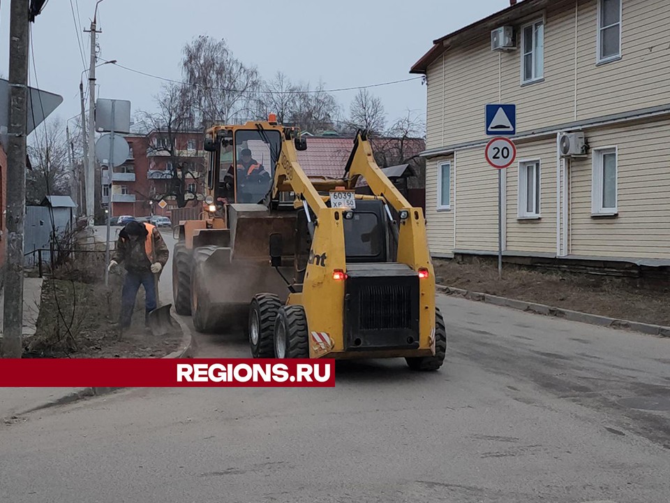 В Серпухове в Занарье очистили бордюры на внутригородских дорогах