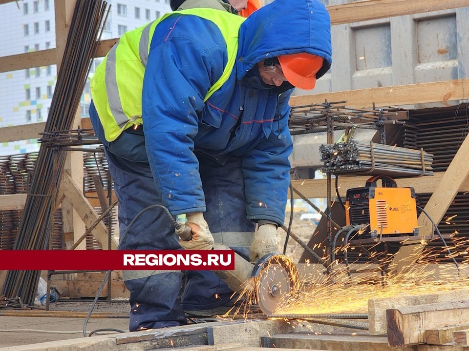 Строители заливают фундамент будущей школы в поселке Свердловский