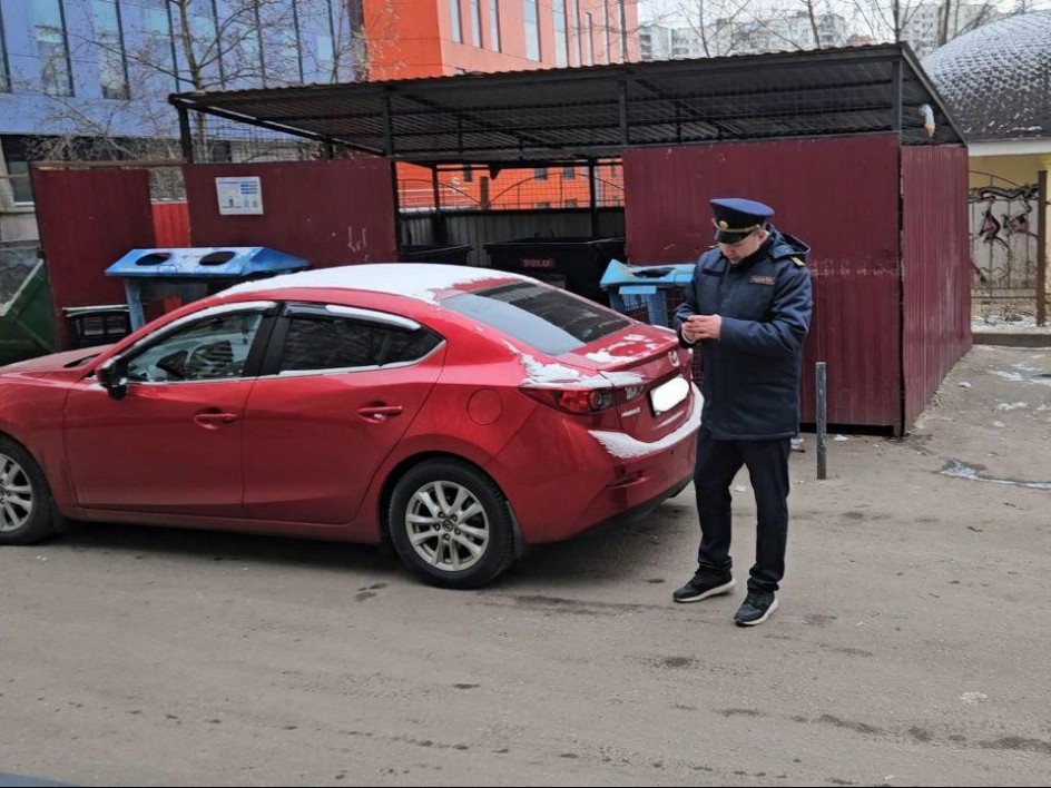 Более 300 подмосковных автовладельцев оштрафовали за парковку у контейнеров