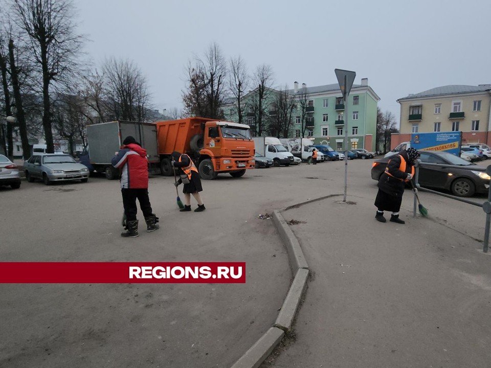 Коммунальщики очищают площадь 49-й Армии и сквер в Серпухове