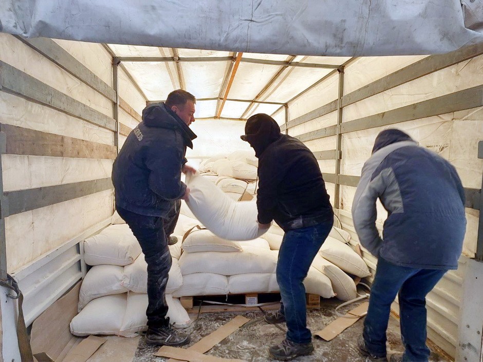 Одиннадцать тонн муки доставили в Новую Каховку ногинские спасатели