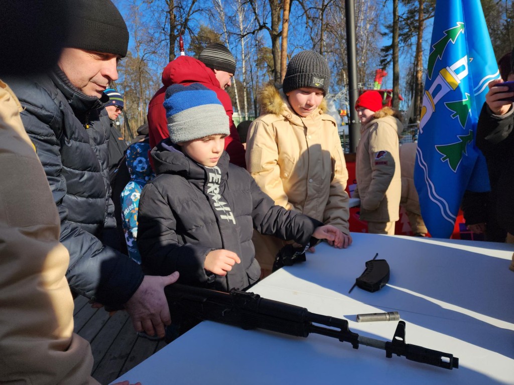 Как собрать и разобрать автомат Калашникова, показали юнармейцы в Раменском парке