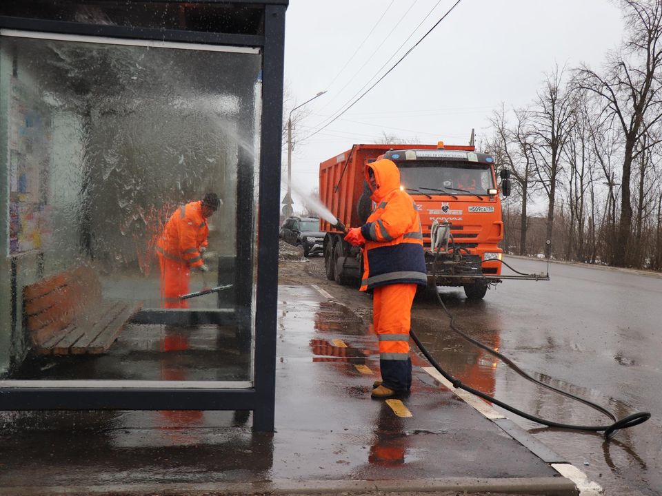 На дорогах Подмосковья ликвидировали граффити и незаконную рекламу