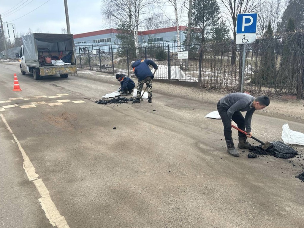 На улице Краснофлотской в Красноармейске ремонтируют ямы