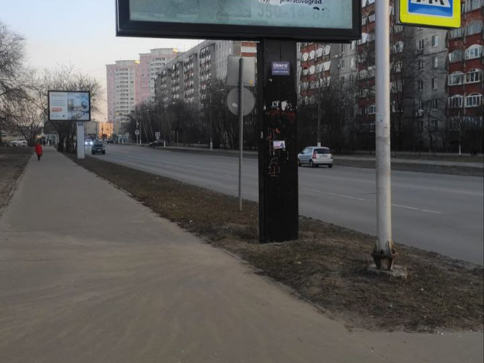 Тротуар на одном из перекрестков в Жуковском очистили от осколков разбитого бигборда