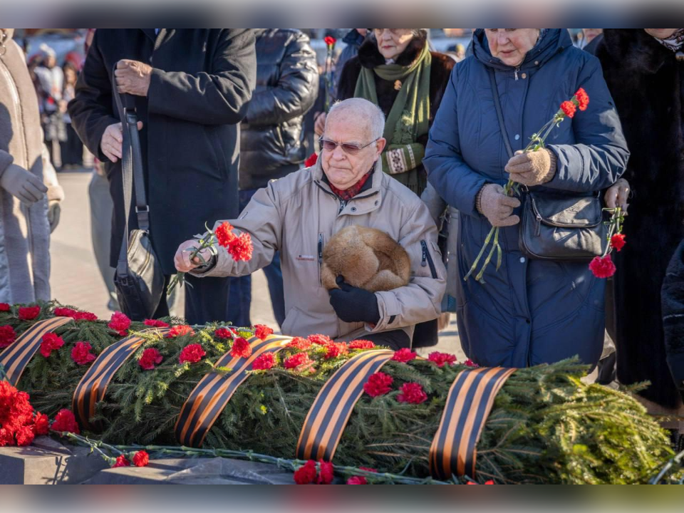 На патриотическом митинге в честь Дня защитника Отечества жители возложили цветы