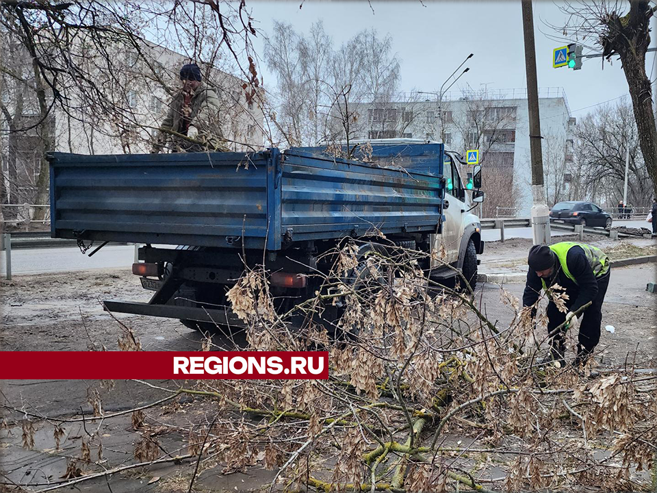 На Советской улице убрали ветки после кронирования деревьев