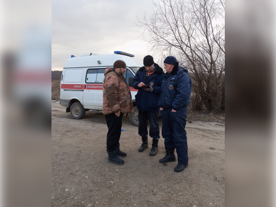 Туристу, провалившемуся под лед на Оке, оказали помощь жители и спасатели