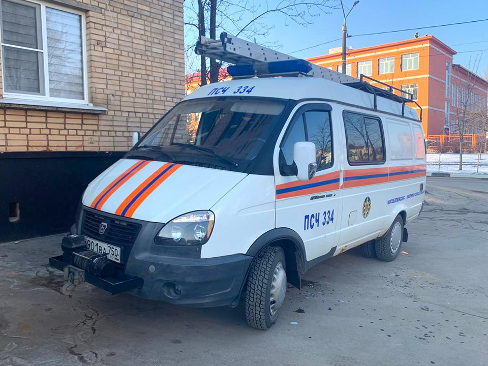 Спасатели помогли мужчине попасть в квартиру к запертой матери в Ступине