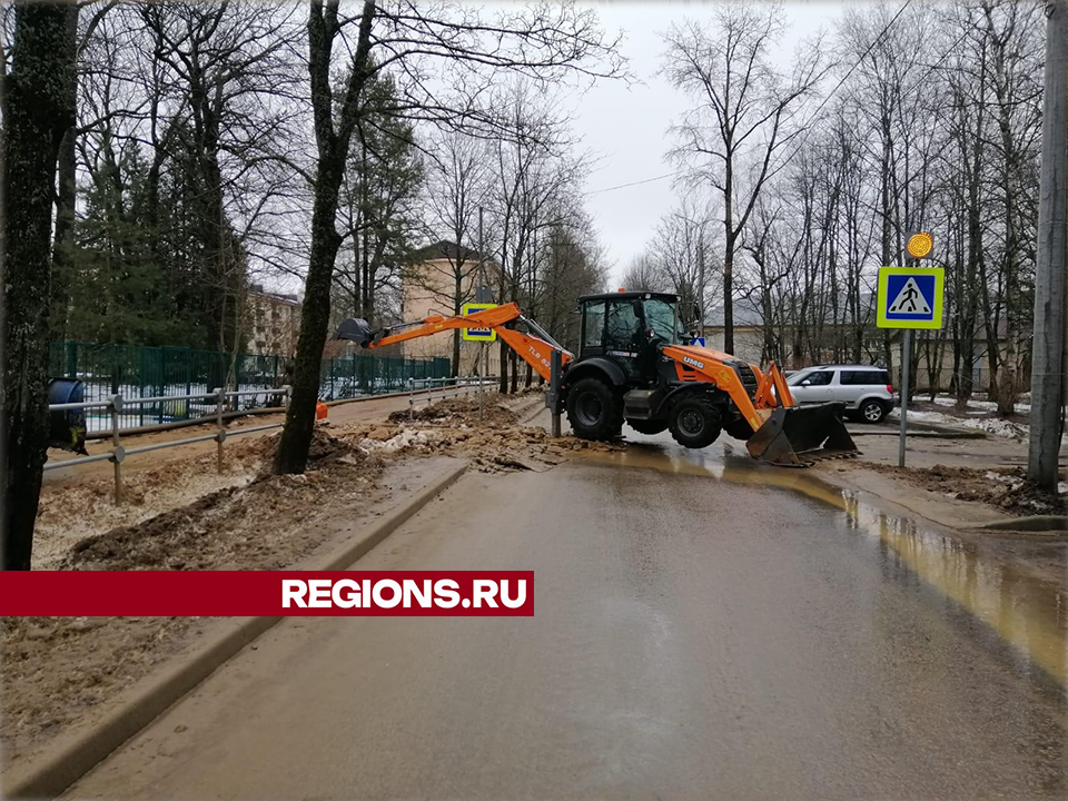 В Восходе убрали опасный лед на пешеходном переходе у детского сада