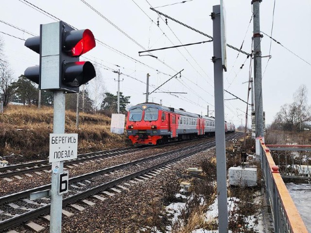 Поезд наехал на человека на перегонe Белые Столбы-Барыбино