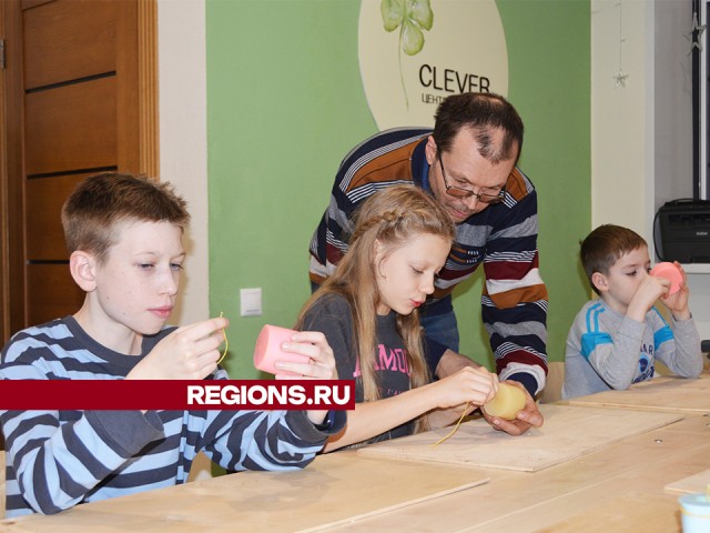 Цветы, ангелов и шишки сделали шатуряне на мастер-классе по изготовлению свечей