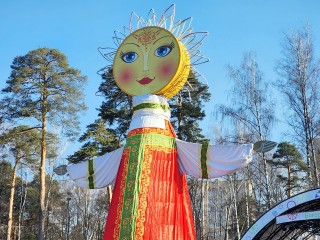 В Центральном парке Ногинска установили гигантское чучело Масленицы