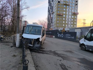 В Реутове маршрутка влетела в ограждение на улице Комсомольской