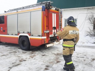 В одном из дворов Жуковского пожарные тушат загоревшиеся мусорные баки