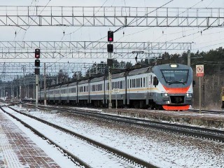 Пятеро парней напали на мужчину в подмосковной электричке