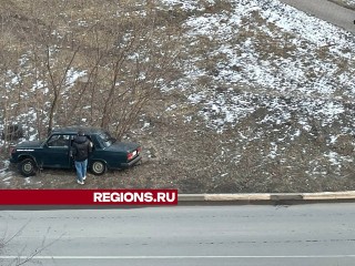 На ул. Солнечная дрифтовавшая легковушка вылетела на газон